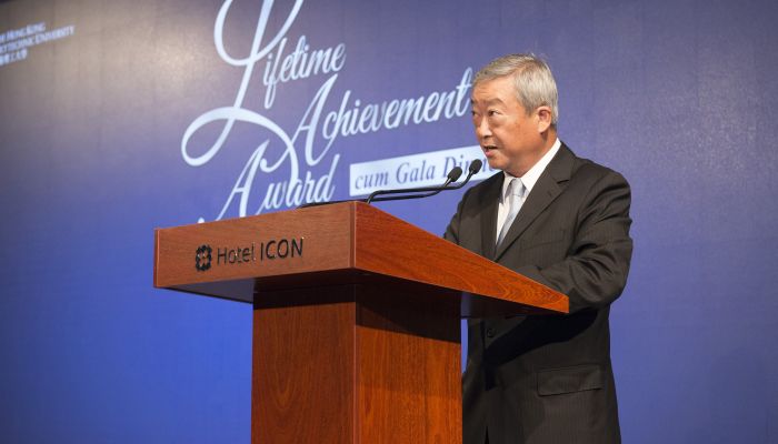 PolyU Council Chairman Mr Chan Tze-ching delivers  welcome remarks at the gala event.