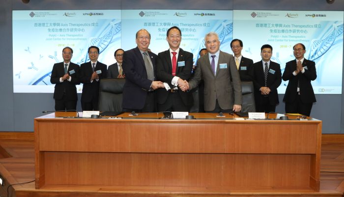 Ir Professor Ping-kong Alexander WAI, Vice President (Research Development) of PolyU (front row, center); Dr Johnson LAU, Chairman and CEO of Athenex, Inc. (front row, left); and Mr YongHui WANG, Chairman and CEO of Xiangxue Pharmaceutical 