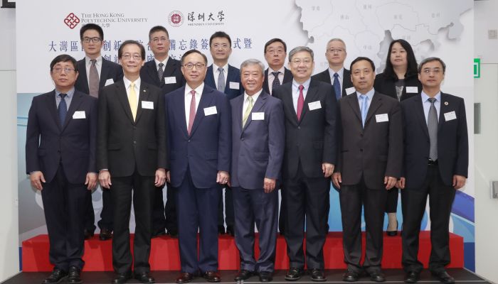 來自深圳的官員及嘉賓出席簽署儀式，支持理大和深大合作設立「大灣區國際創新學院」。