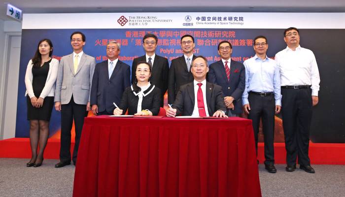 Professor Alex WAI, Vice President (Research Development) of PolyU (right, sitting), and Ms ZHOU Hong, Senior Vice President of CAST (left, sitting), sign the Collaborative Research and Development Agreement on Mars Exploration Project. The ceremony is wi
