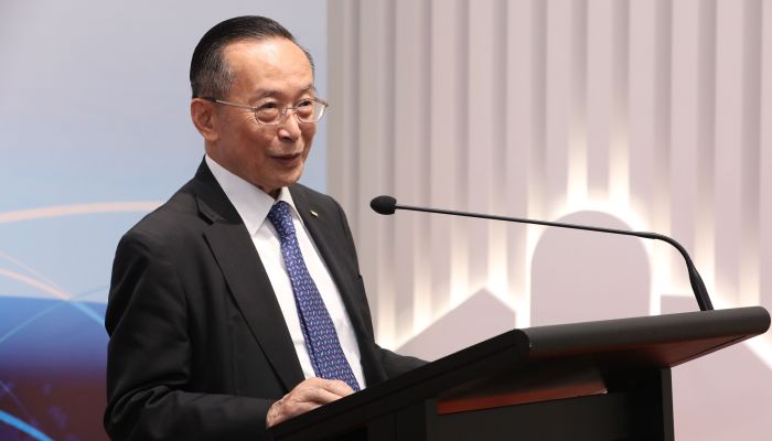 潘乐陶博士对回馈母校感到荣幸。