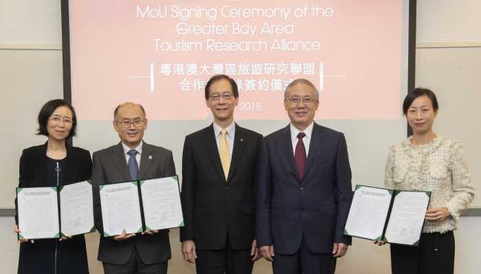 备忘录签署仪式后合照: (左起) 徐红罡教授、宋海岩教授、唐伟章教授、罗俊教授及黄竹君博士