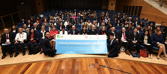 一百多名来自各国的政府官员、学者、社会领袖及大学生参加2018年大学社会责任高峰会。