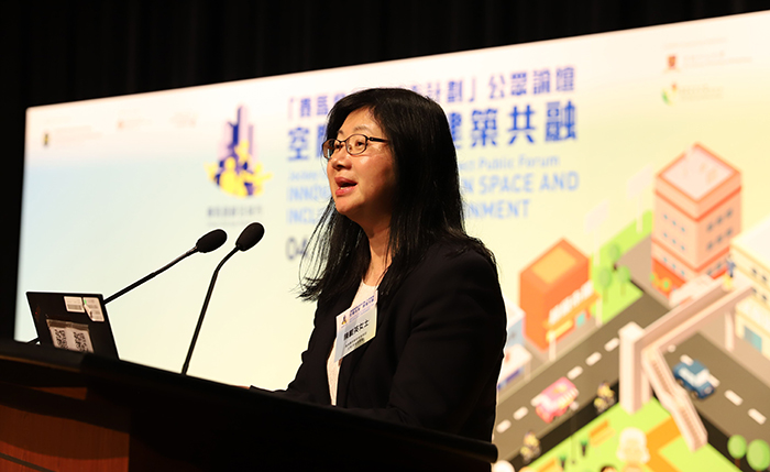 Ms Imelda Chan, Head of Charities (Grant Making – Elderly and Family), The Hong Kong Jockey Club, officiates at the opening ceremony of the public forum. 