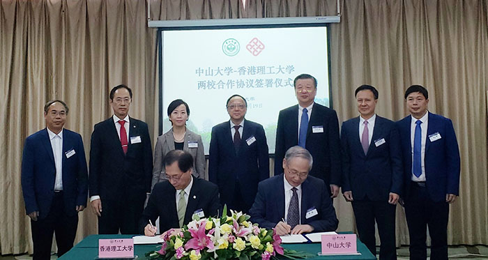 理大校長唐偉章教授（ 前左 ）和中山大學校長羅俊教授（前右）分別代表雙方簽署文件。