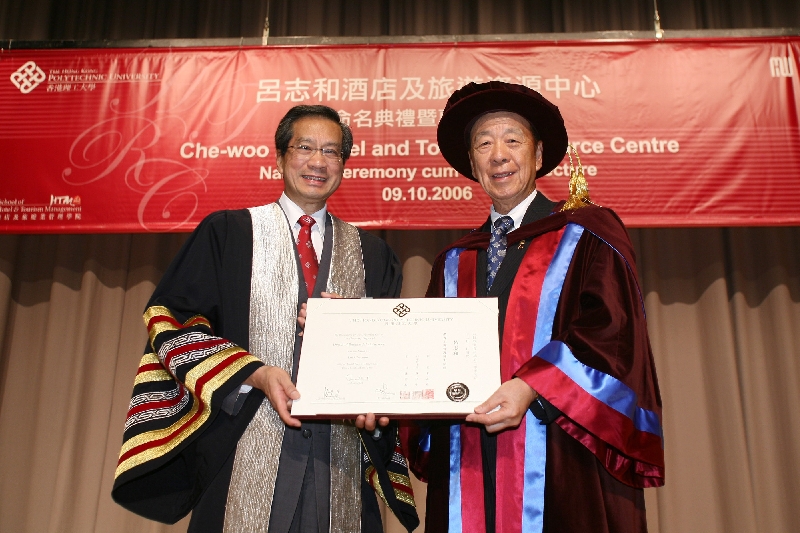 潘宗光教授（左）代表理大向吕志和博士补颁荣誉工商管理学博士学位证书。