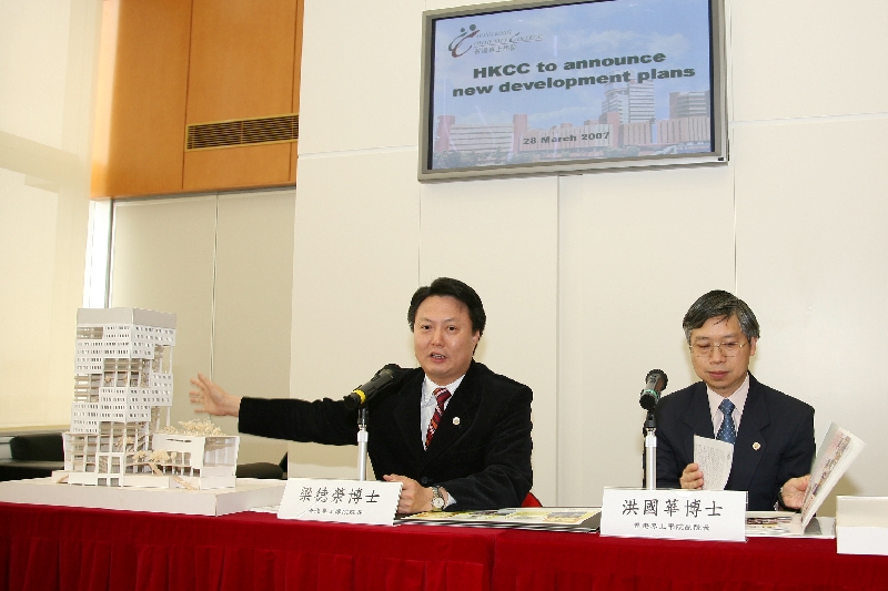 香港专上学院的学生将可享用红磡湾及西九龙两所新建活力校园的先进设施和服务，有助学习及全人发展。图为香港专上学院院长梁德荣博士介绍两所校园的特色。