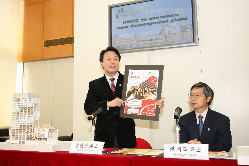 香港专上学院推出专为副学士先修课程同学或毕业生而设的优先取录计划，申请人只要学业成绩和面试表现达学院的要求，便可被取录。