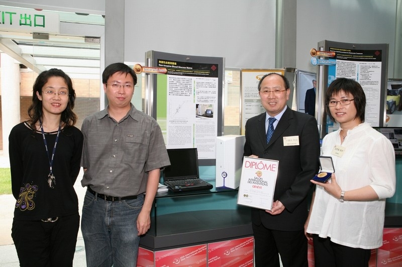 汪國成教授(右二)與鍾慧儀教授(右一)領導研究的無創性血糖測試儀，勇奪評審團嘉許特別金獎。