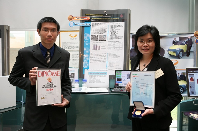 李蓓博士(右) 用於高效和環保污水淨化的新型納米材料獲特別大獎及金獎。 