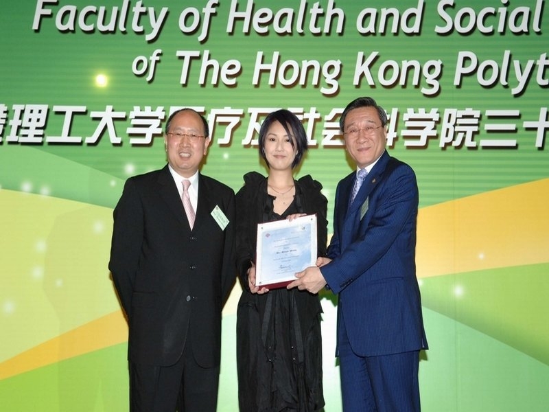 右起 : 理大署理校長曾慶忠先生向楊千嬅小姐頒發學院大使委任狀。左旁為醫療及社會科學院院長汪國成教授。
