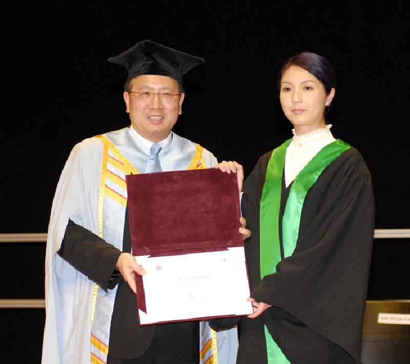 楊千嬅小姐從理大醫療及社會科學院院長汪國成教授手中接過名譽學人證書。