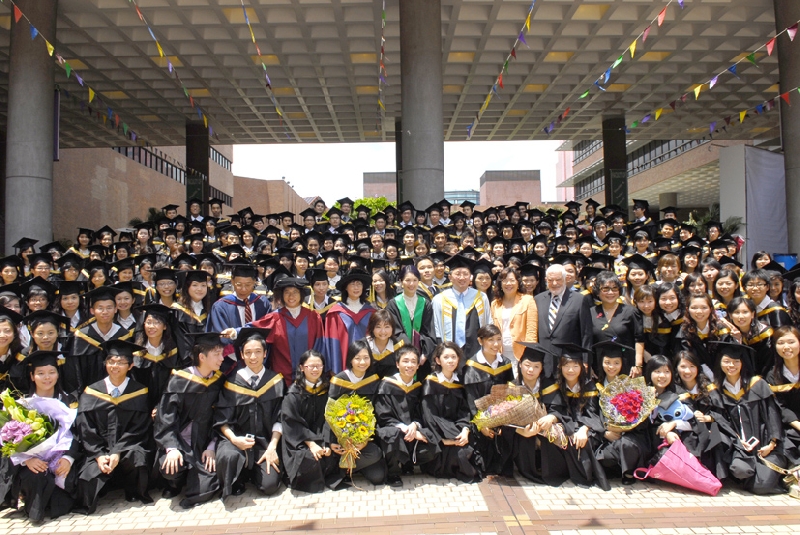 眾畢業生與楊千嬅小姐、汪國成教授及學院多位教授大合照。
