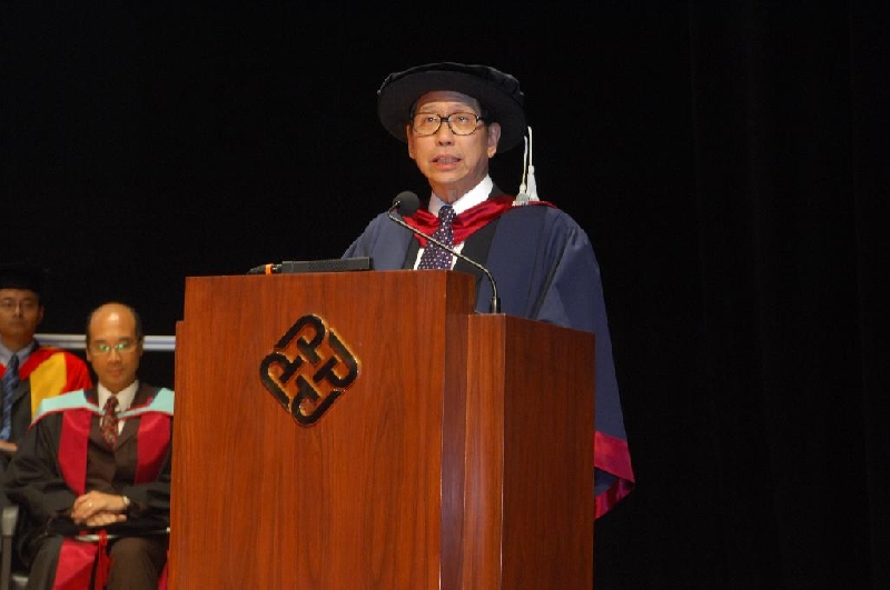 梁智鴻醫生在致辭時鼓勵畢業同學努力貢獻社會。