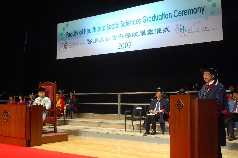 梁智鴻醫生擔任理大醫療及社會科學院畢業儀式主禮嘉賓。