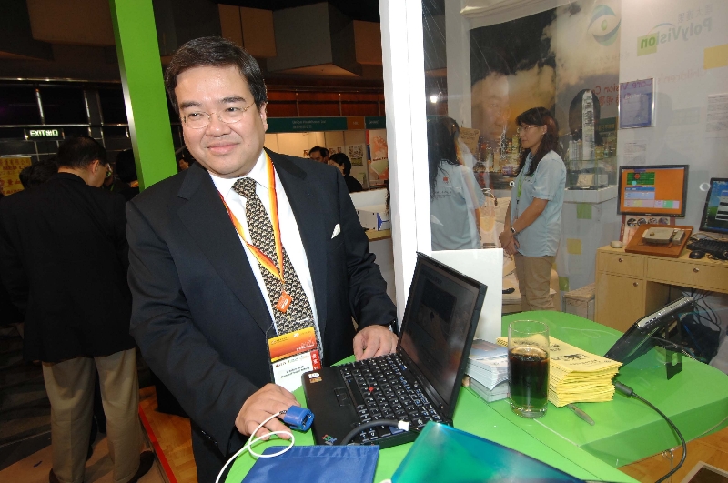 醫院管理局主席胡定旭太平紳士親自試用理大發明的輕便遙距健康網路系統，大表讚賞。