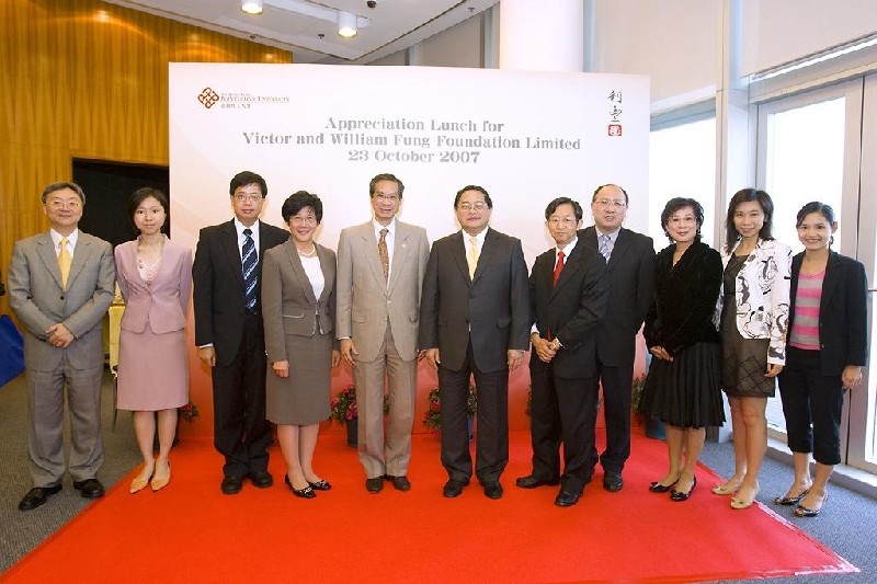 理大校长潘宗光教授(左五)及应用社会科学系系主任阮曾媛琪教授(左四)，与利丰集团主席冯国经博士(右六)、利丰慈善基金有限公司行政总裁黄启民先生(右五)及利丰发展(中国)有限公司执行董事张家敏先生(左三)等嘉宾于感谢午宴上合照。 