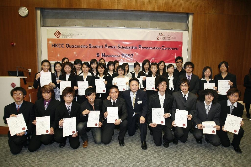 本年獲得「傑出學生獎學金」銅獎的同學與香港專上學院院長梁德榮博士(前排右五)合照，同學們都表示獲頒獎學金起到鼓舞的作用，並策勵他們繼續勤奮向學。