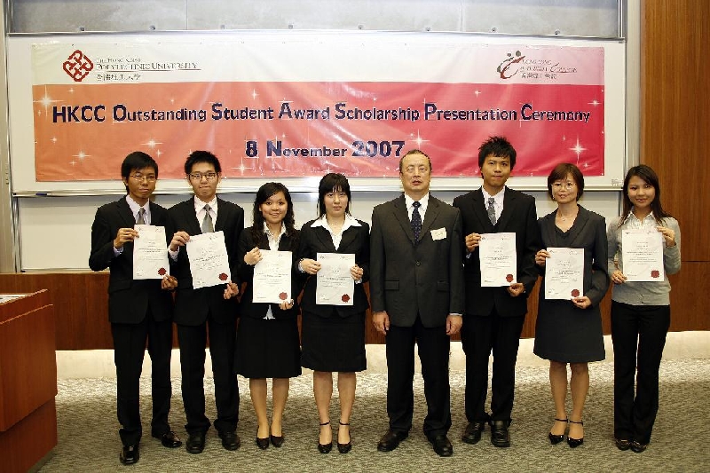 理大中文及雙語學系石定栩教授勉勵獲頒獎學金的同學繼續努力不懈，不斷求進。