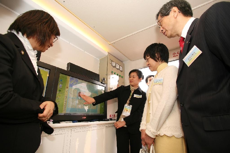 PolyU establishes mobile integrative health centre to help elderly in need