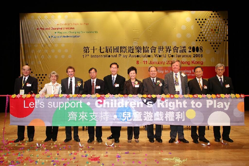 該世界會議的開幕典禮由香港特別行政區發展局局長林鄭月娥女士(右五)、香港社會服務聯會主席陳智思議員(左五)、國際遊樂協會副會長 Tom Jambor教授(左三)、智樂兒童遊樂協會主席周鎮邦醫生(左四)，以及理大醫療及社會科學院院長汪國成教授(右四)等嘉賓主持。 