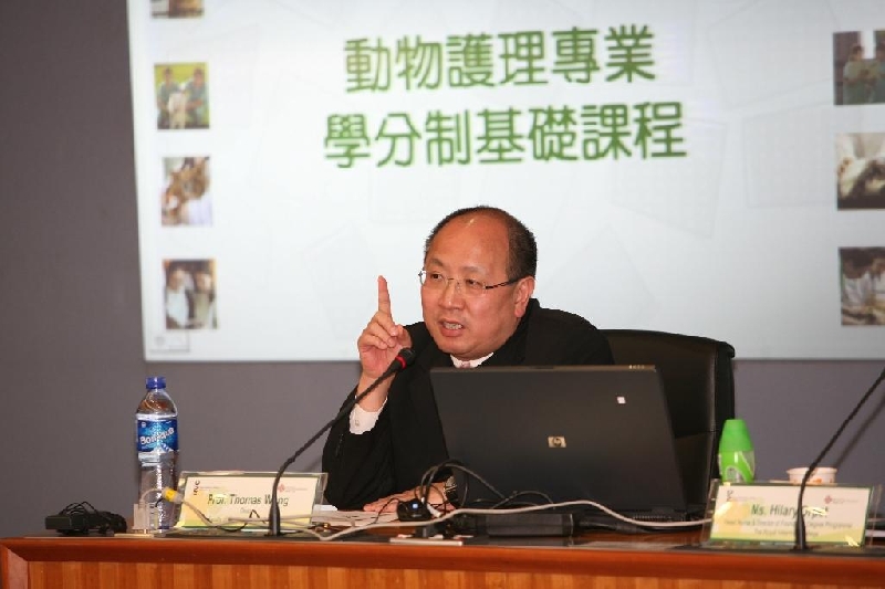 理大医疗及社会科学院院长汪国成教授于合作计划简介会上，讲解新办课程的内容。