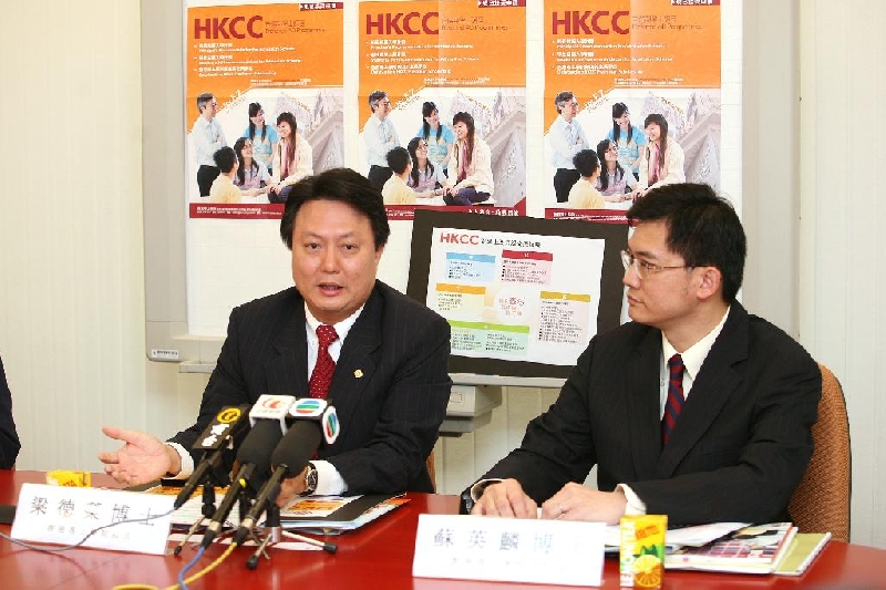 香港专上学院院长梁德荣博士(左)解释，学生修读组合课程的好处，是可在第二年开学之前改变课程选择，转修其所属组合课程内的其他任何一项课程。这弹性改选课程的机制，让同学有充裕的时间去选择专修领域。