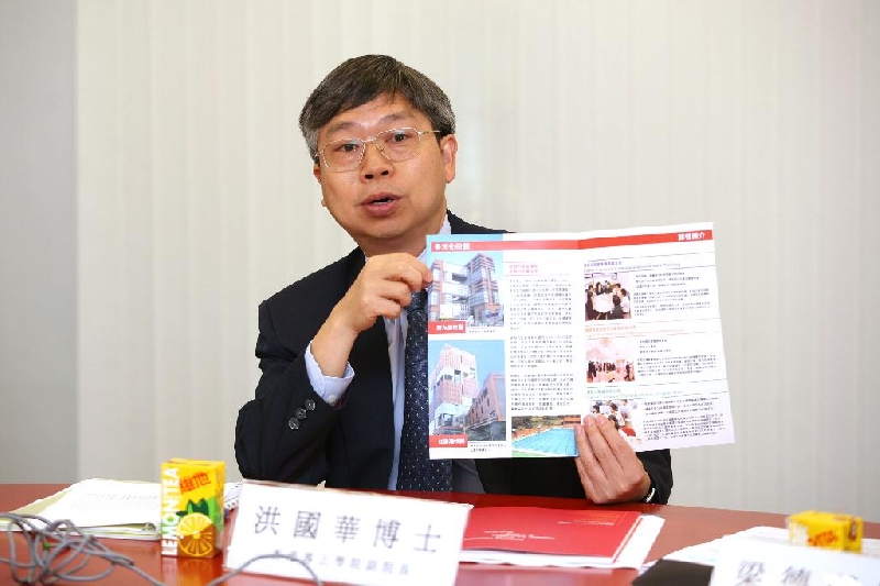 香港专上学院副院长洪国华博士介绍兴建中的西九龙新校舍，如何与红磡湾校园互相配合运作。两所设备完善的校园，合共有超过一百个课室及十七个演讲厅。