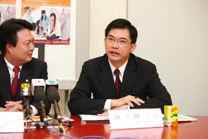 香港专上学院副院长苏英麟博士表示学院有多达三百项学生发展活动、超过一万五千个名额供同学选择参加，培育学生的全人发展。