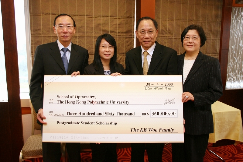 右起﹕胡志城伉儷將支票遞交理大眼科視光學院主任林小燕博士，左為胡志鵬醫生。