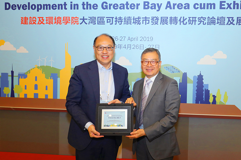 Dr Lam presenting a souvenir to Mr Chan