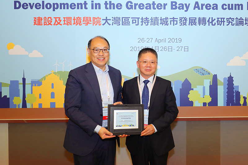 Dr Lam presenting a souvenir to Mr Jiang