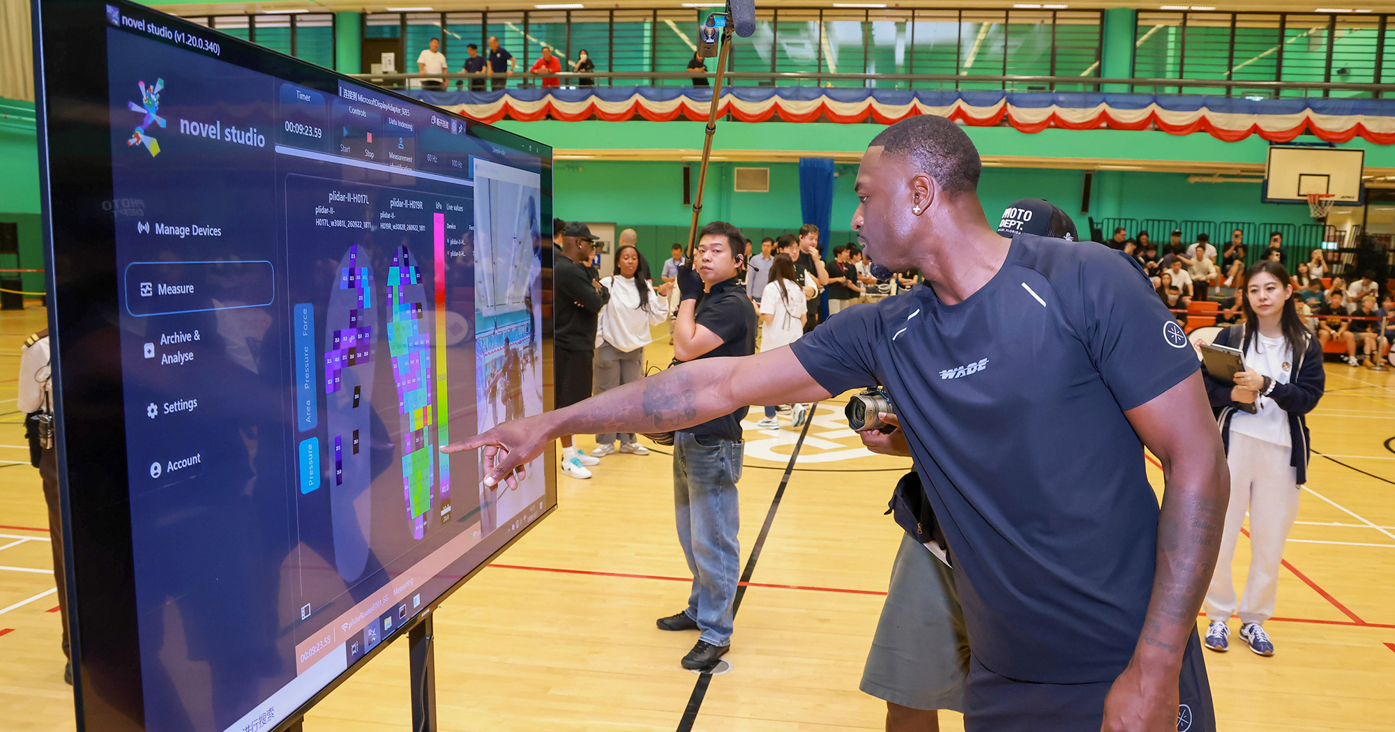 Dwyane Wade reviews his real-time biomechanical data.