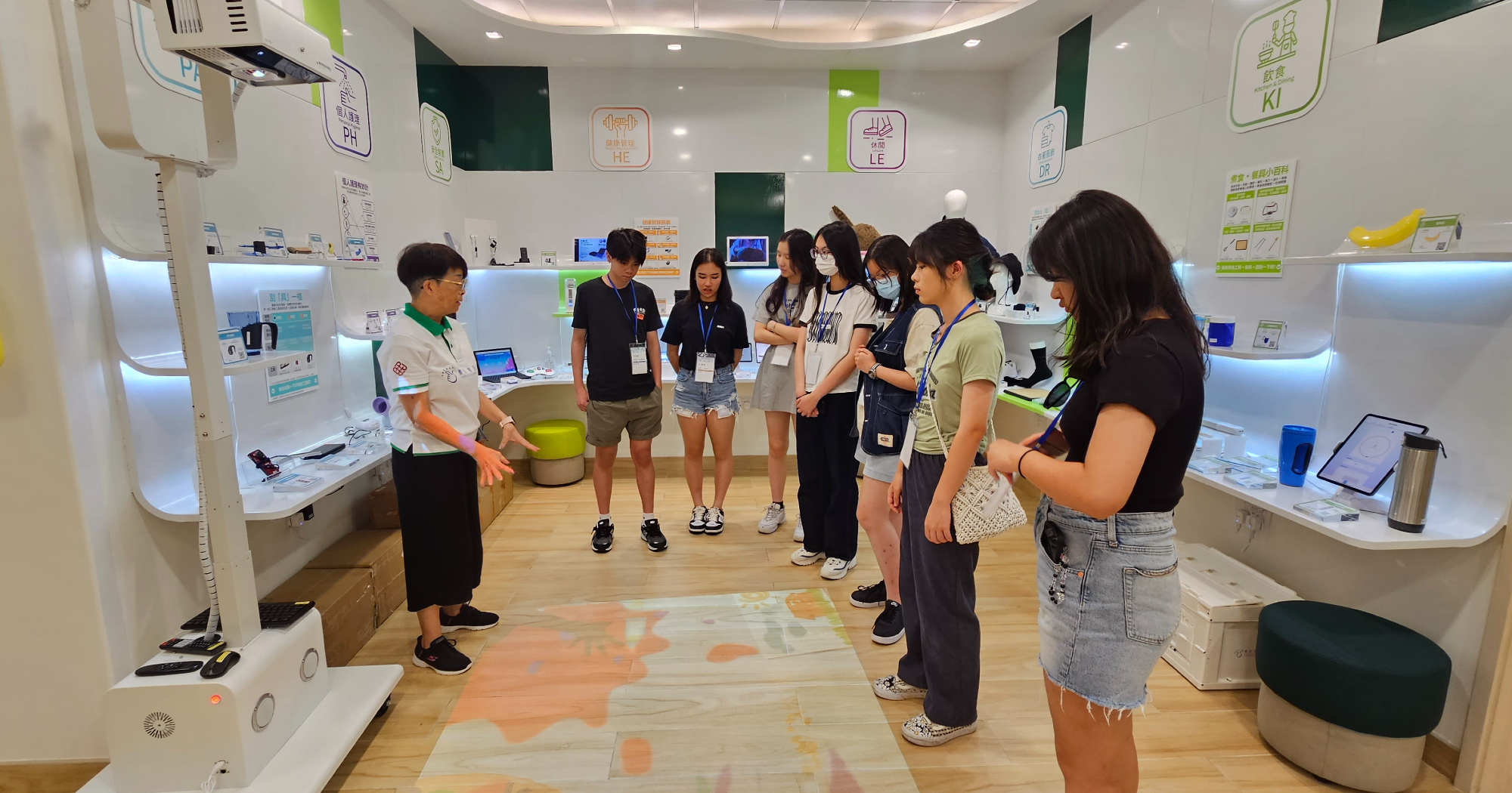 "Smart Ambassador" volunteer introduced the Jockey Club Smart Ageing Hub to the students