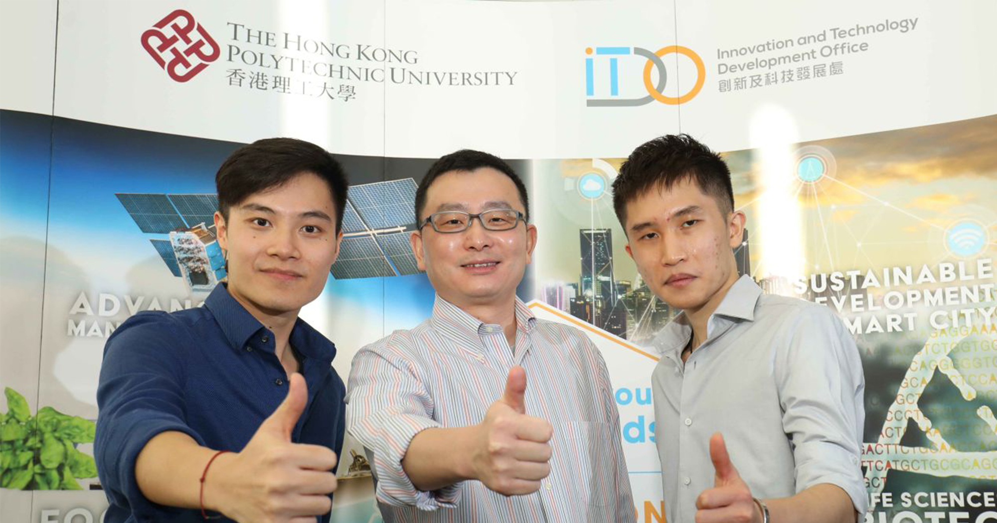 The artificial intelligence based screening system for knee osteoarthritis (KOA) that helps predict the risk of KOA progression wins the award for Mr Toby LI (right) and Mr Justin CHAN (left), MPhil students under the supervision of Dr Chunyi WEN (middle) of Department of Biomedical Engineering of PolyU.