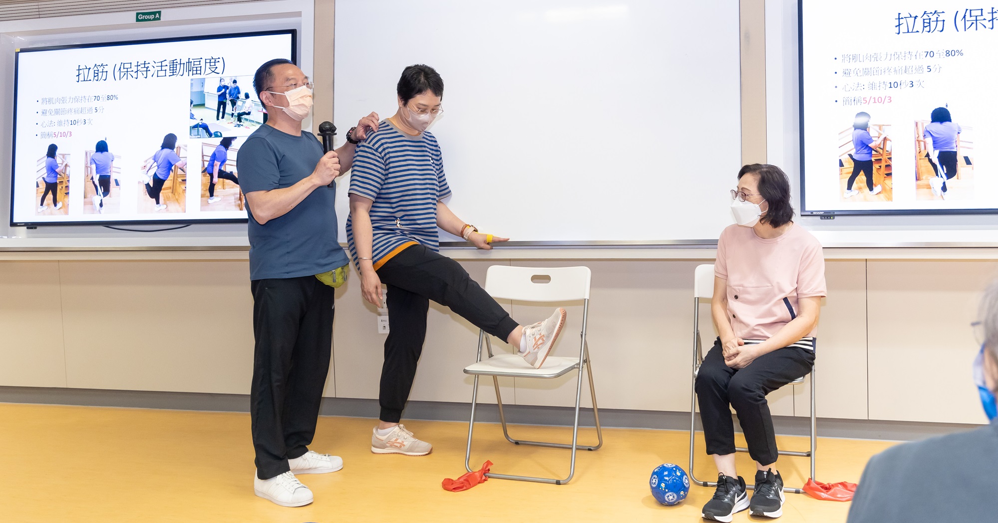 Demonstration of physiotherapy management for osteoarthritis of the knee