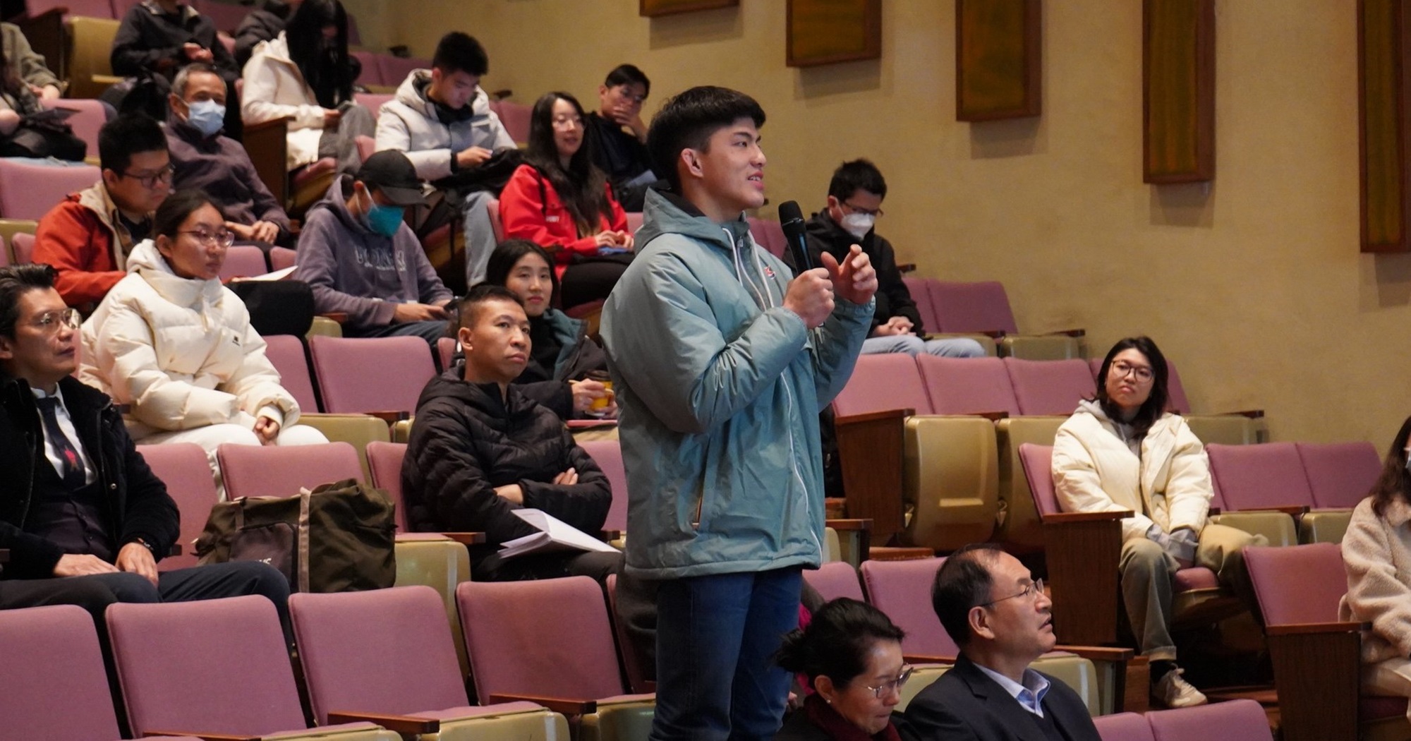 The audience asks questions to Ms Wang Xin