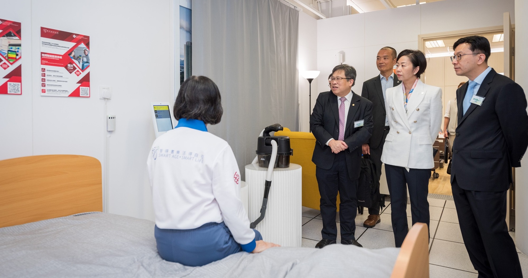 The guests visited the Day Experience Centre which established at the PolyU campus.