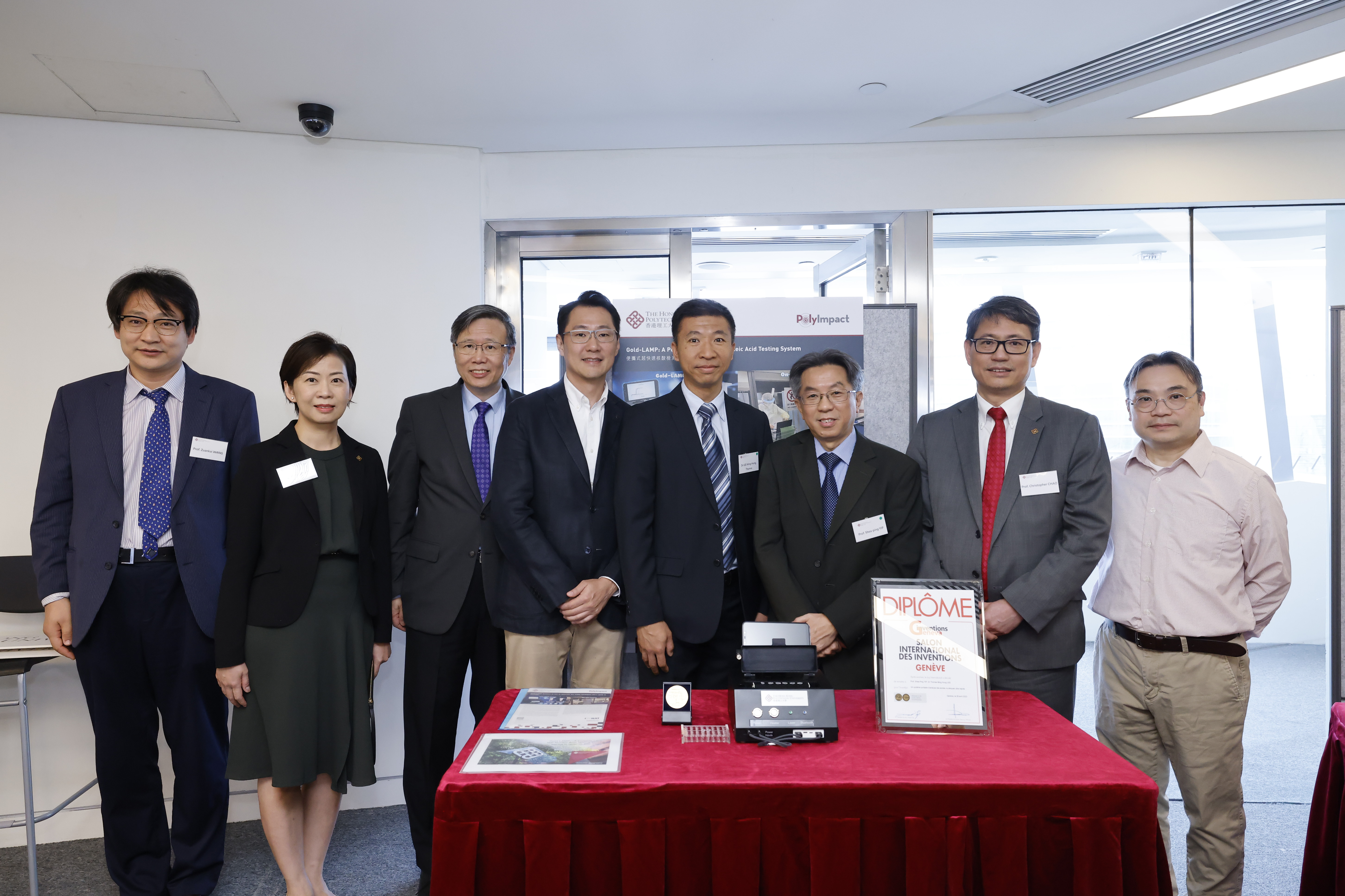 Pocnat Limited Team (Dr Thomas Lee) with PolyU Central Management Team; Gold-LAMP: A Portable Ultra-fast Nucleic Acid Testing System