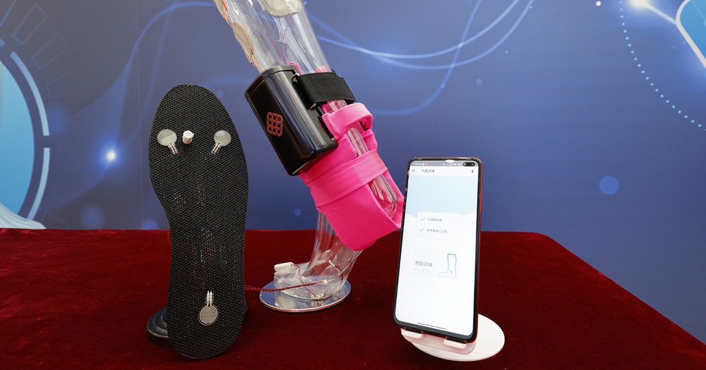 In 2021, Dr Hu Xiaoling, Associate Professor co-founded the startup Thecon Technology (HK) Limited and plans to commercialise the Mobile Ankle-foot Exoneuromusculoskeleton next year.