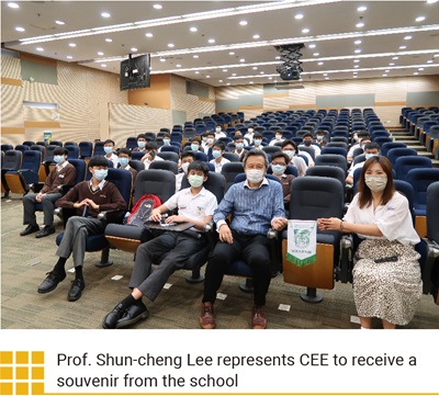 Prof. Shun-cheng Lee represents CEE to receive a souvenir from the school 