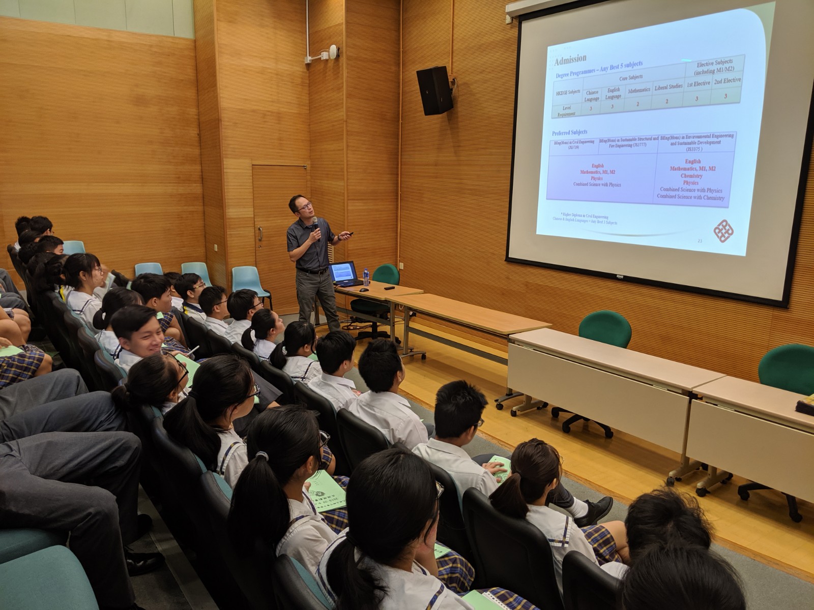 The students were concentrate on the talk by Dr TM Chan