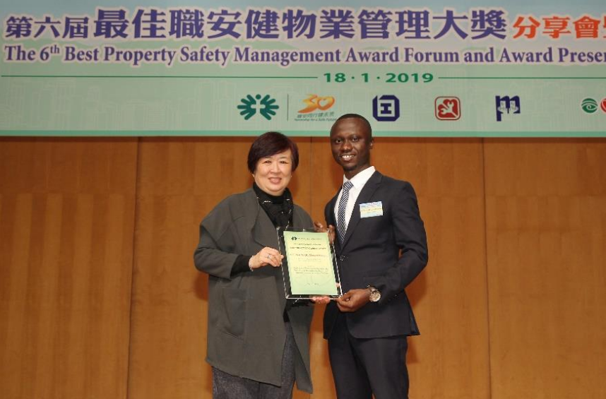 Winning  PhD student,  Mr . Antwi - Afari  Maxwell Fordjour receiving the  award at the Ceremony