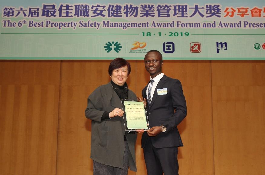 Winning PhD student, Mr.Antwi-Afari Maxwell Fordjour*receiving the awardat the Ceremony. ;Maxwell got the certificate along with the prize of HK$10,000-.; *Maxwell will graduate soon.