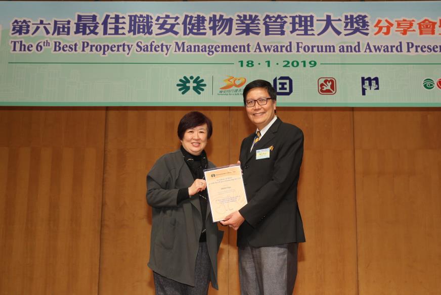 Chief Supervisor, Prof Albert Chan receiving the awardon behalf of his winning PhD graduate, DrZhao Yijie.*; Yijiegot the certificate along with the prize of HK$4,000-.; *Yijie graduated in Sept 2018