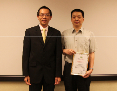 Distinction Award Winner  (Undergraduate Division) Mr YU Hung  Liang, Henry (right) and his Dissertation  Supervisor, Dr Daniel CHAN (left)
