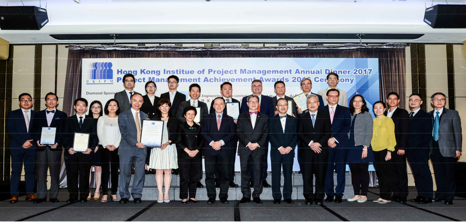 Group photo with other winning industry teams, toge ther with the Members of  Judging Panel of HKIPM