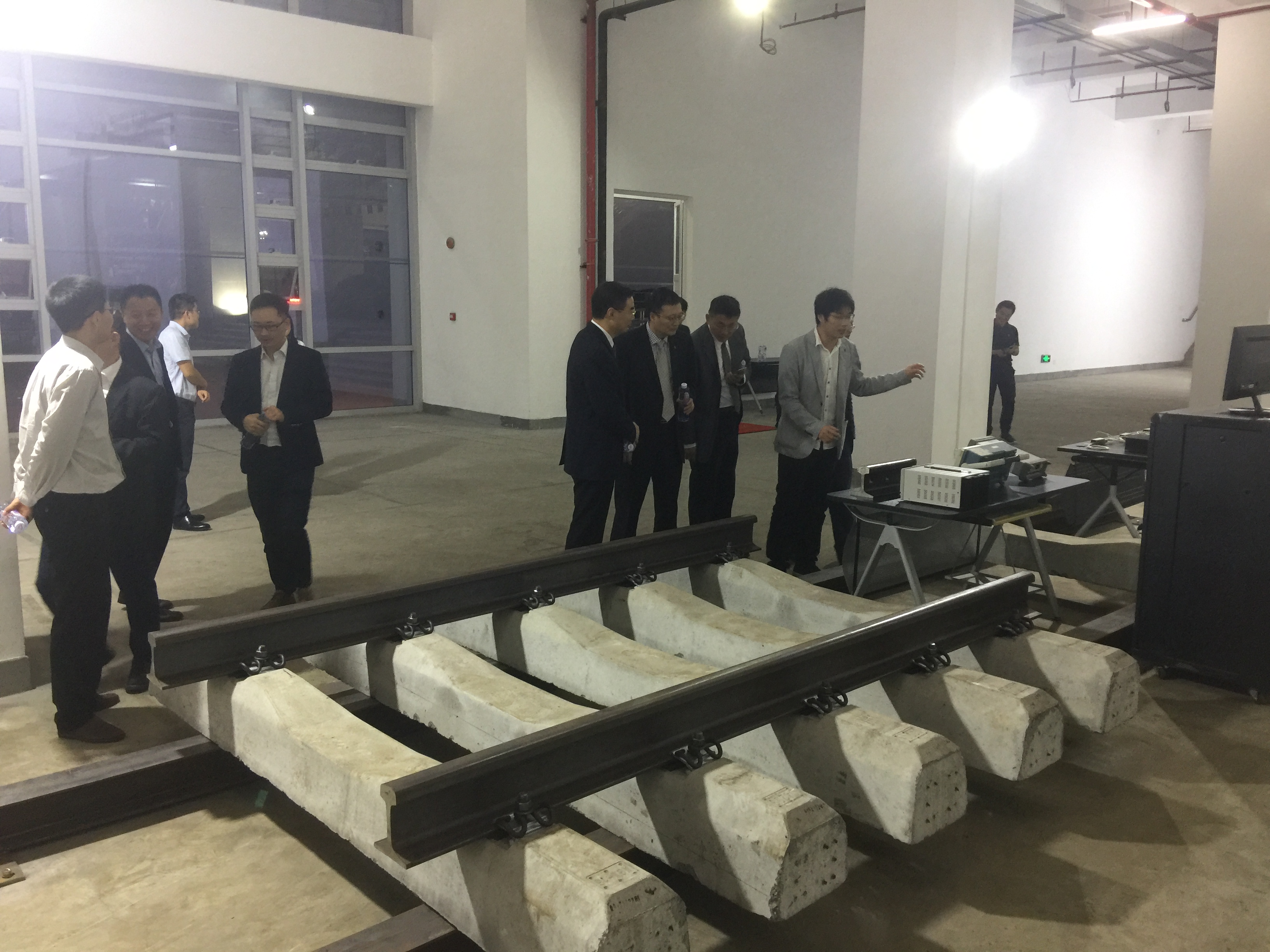 2017_10_polyu-csrd_joint_innovation_center_for_rail_transit_safety_monitoring_technology_sign (15)