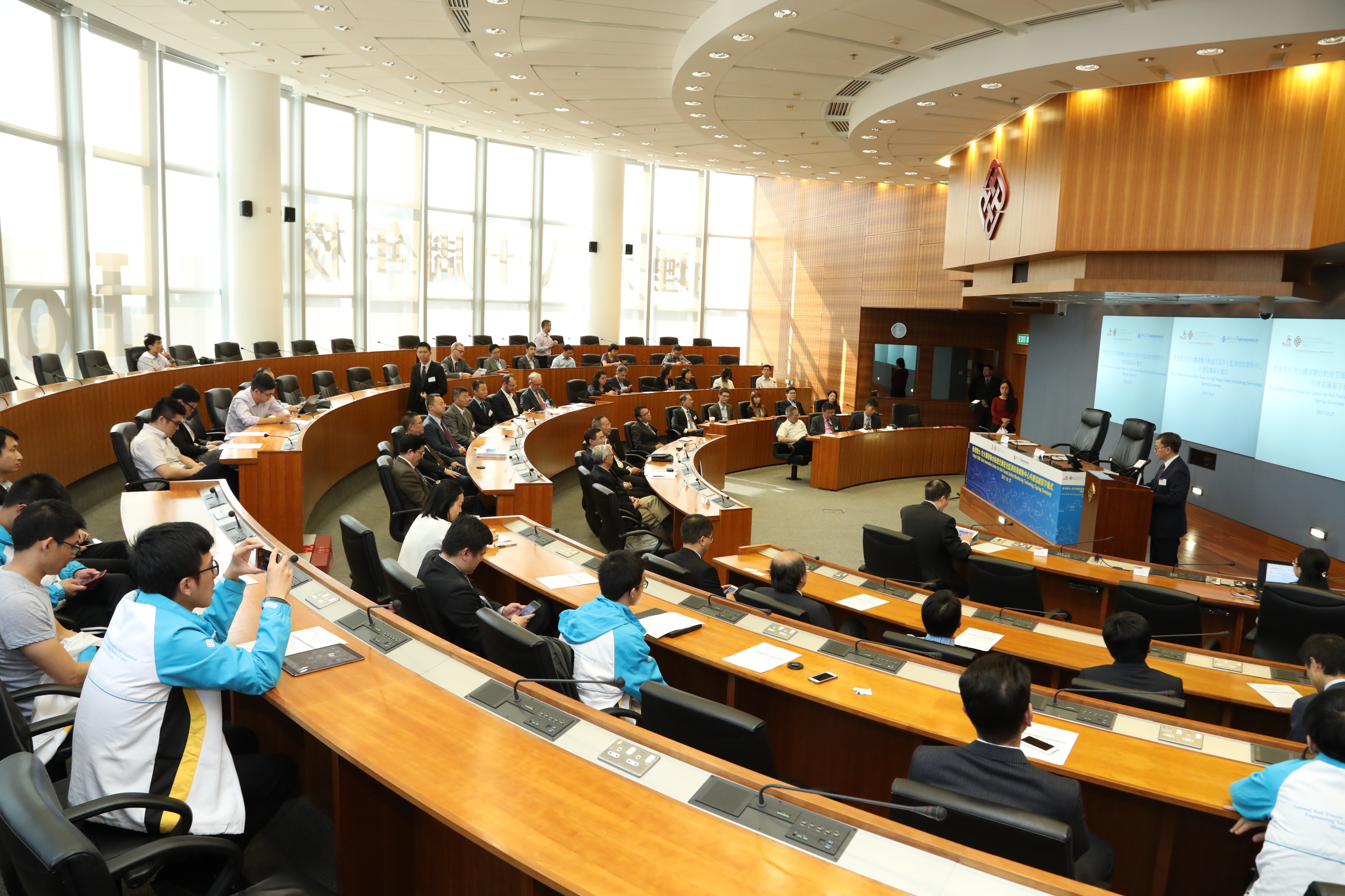 2017_10_polyu-csrd_joint_innovation_center_for_rail_transit_safety_monitoring_technology_sign (58)