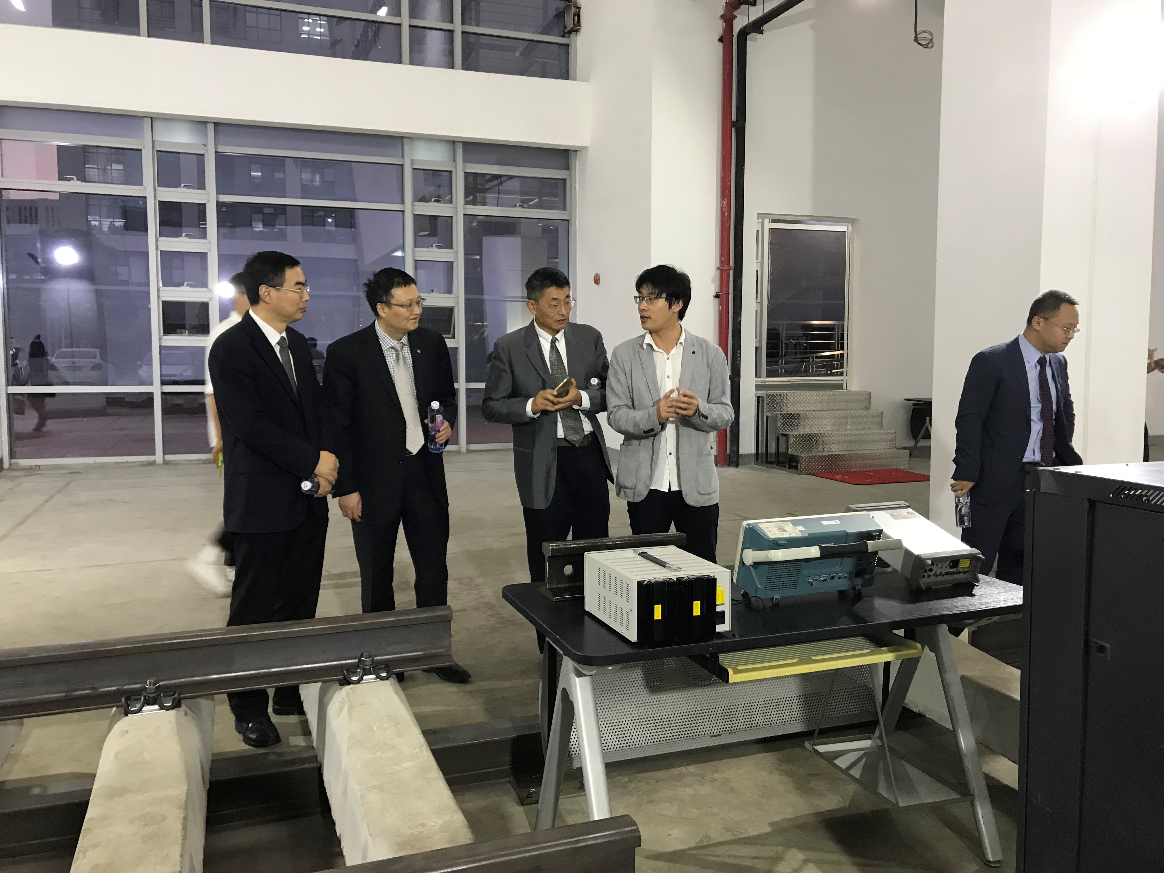 2017_10_polyu-csrd_joint_innovation_center_for_rail_transit_safety_monitoring_technology_signi (1)